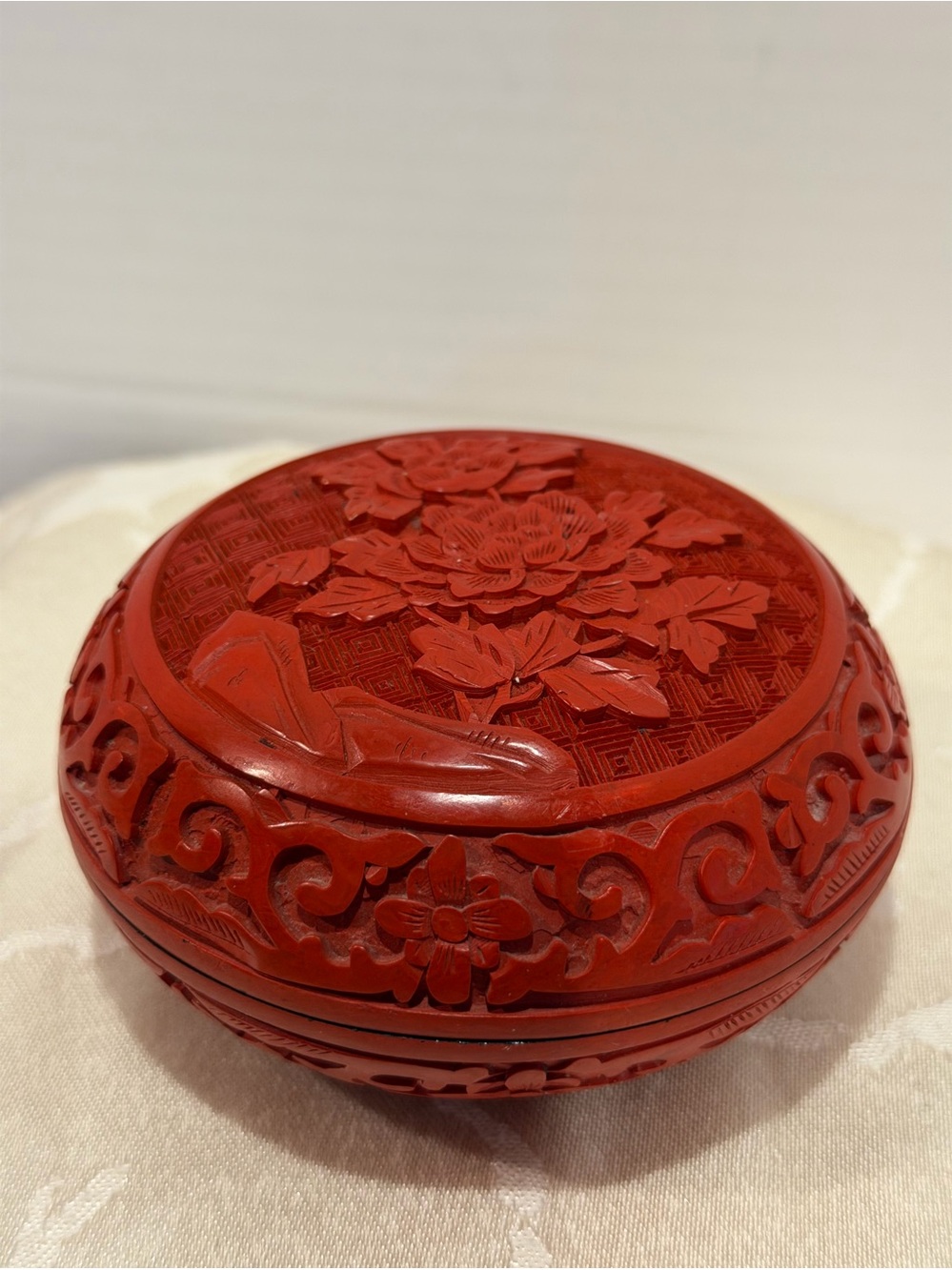 1950’s CHINESE HAND CARVED CINNABAR RED LACQUER ROUND LIDDED BOX 4" Rare
